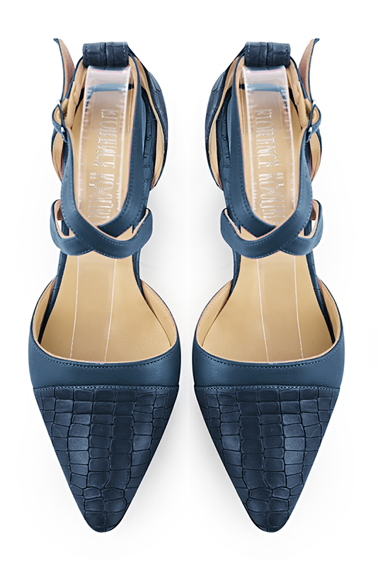 Chaussure cotes ouverts brides croisees bleu denim. Bout effile. Petit talon evase